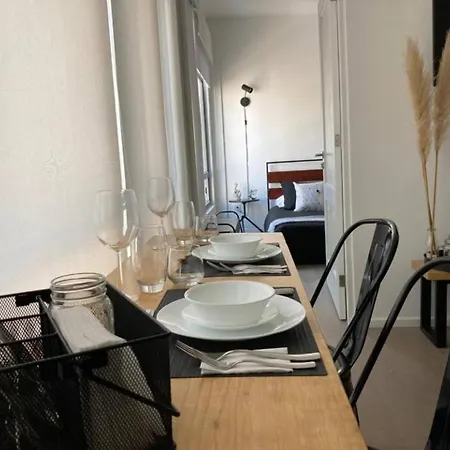 Cozy Apartment Steps Away From The Metropolitan