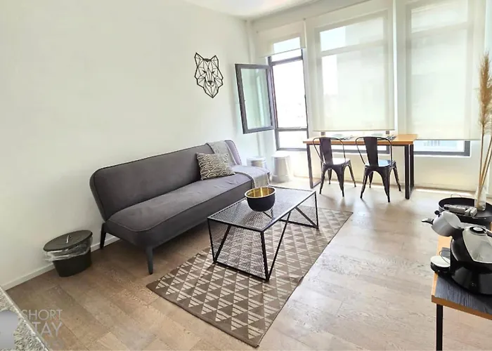 Cozy Steps Away From The Metropolitan